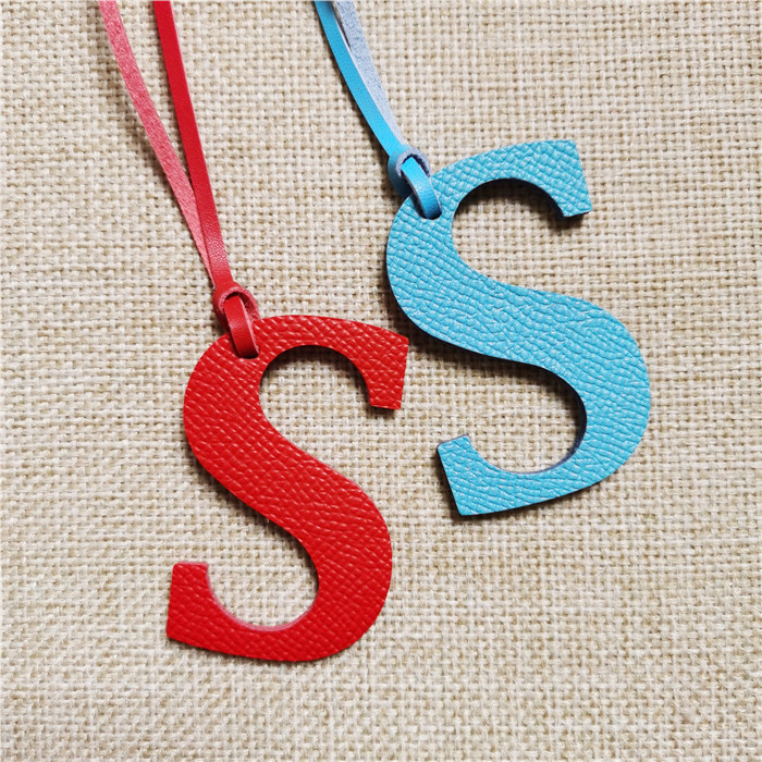 English Letter O P Q R S T Alp – обзор и цена Monogram Keychain Leather
